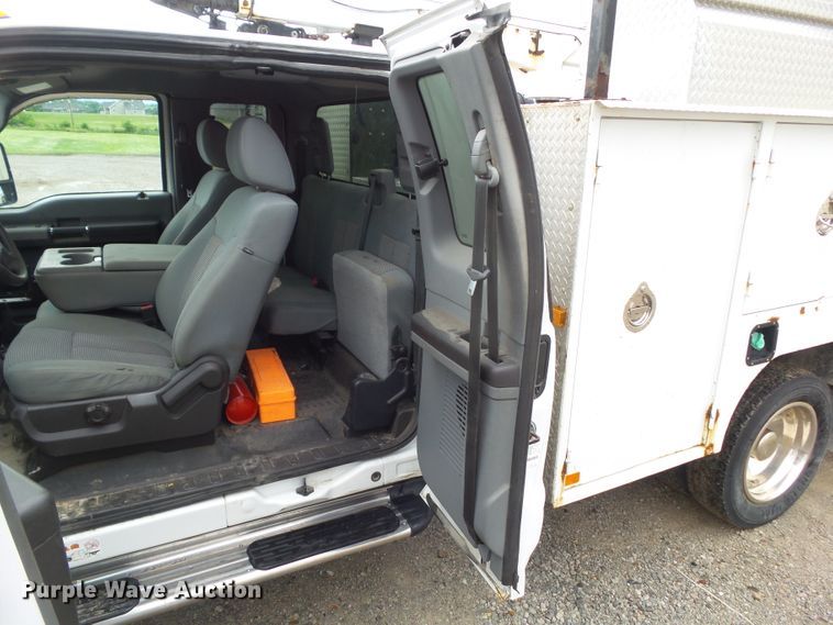 image for item GX9112 2011 Ford F550 Super Duty  service truck with crane