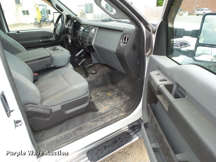 image for item GX9112 2011 Ford F550 Super Duty  service truck with crane