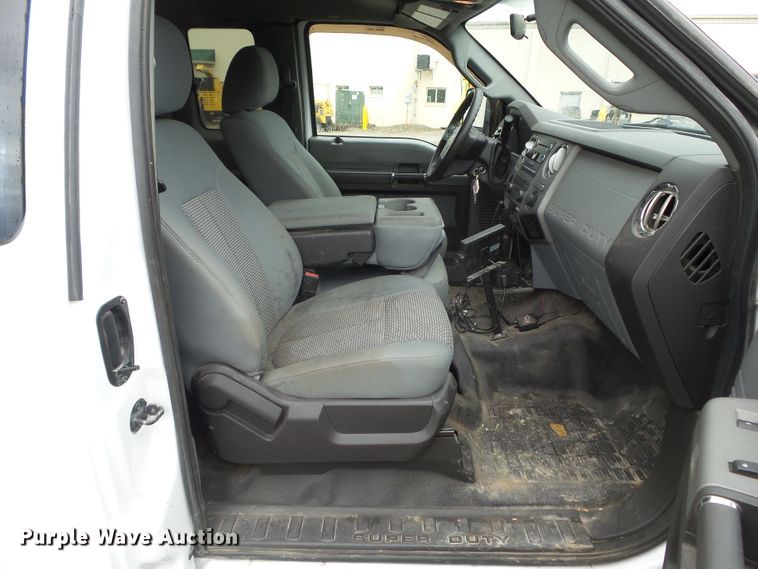 image for item GX9112 2011 Ford F550 Super Duty  service truck with crane