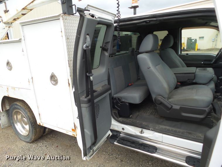 image for item GX9112 2011 Ford F550 Super Duty  service truck with crane