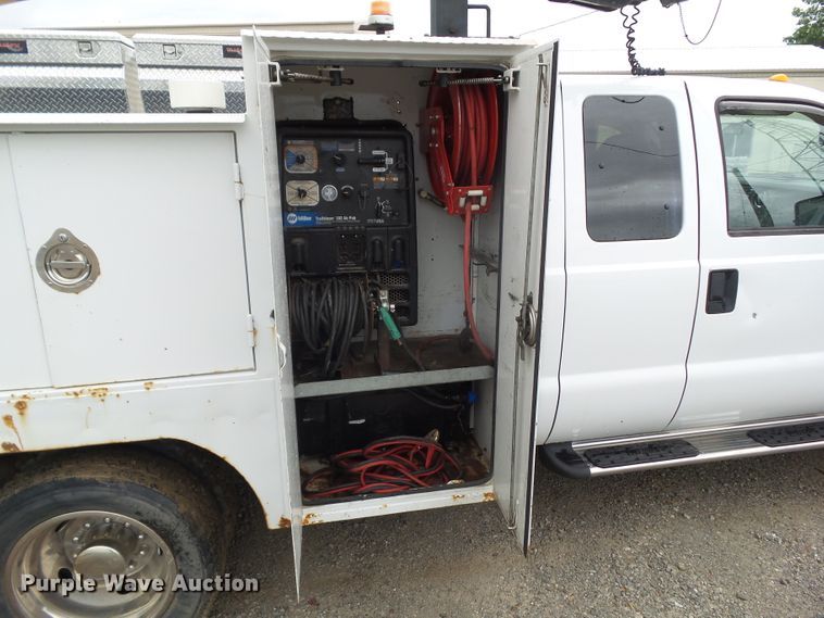 image for item GX9112 2011 Ford F550 Super Duty  service truck with crane