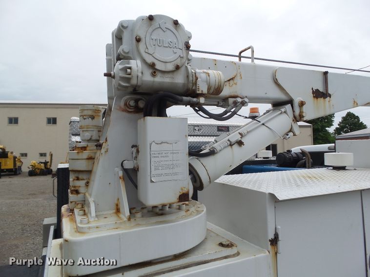 image for item GX9112 2011 Ford F550 Super Duty  service truck with crane