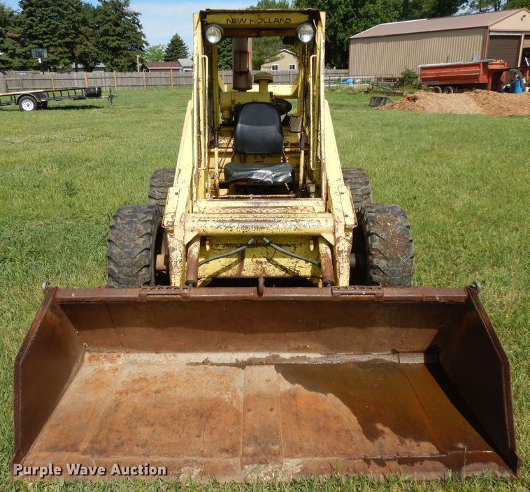 image for item HA9252 New Holland L775  skid steer loader