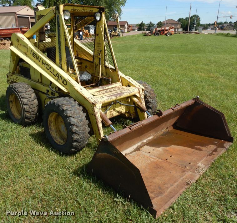image for item HA9252 New Holland L775  skid steer loader