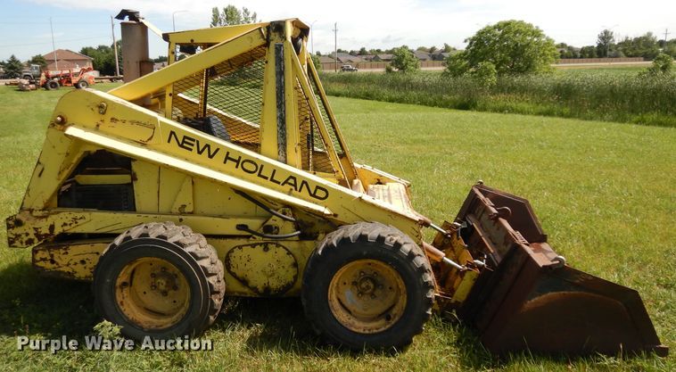 image for item HA9252 New Holland L775  skid steer loader