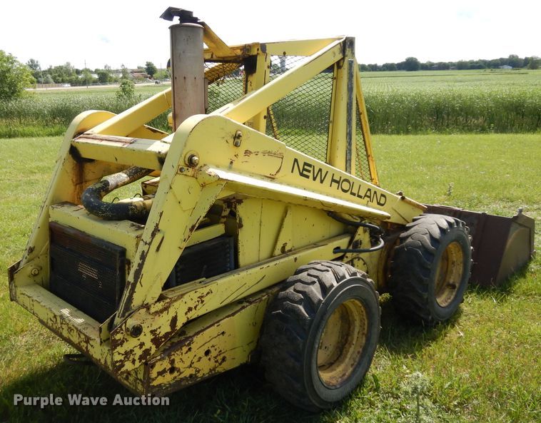 image for item HA9252 New Holland L775  skid steer loader