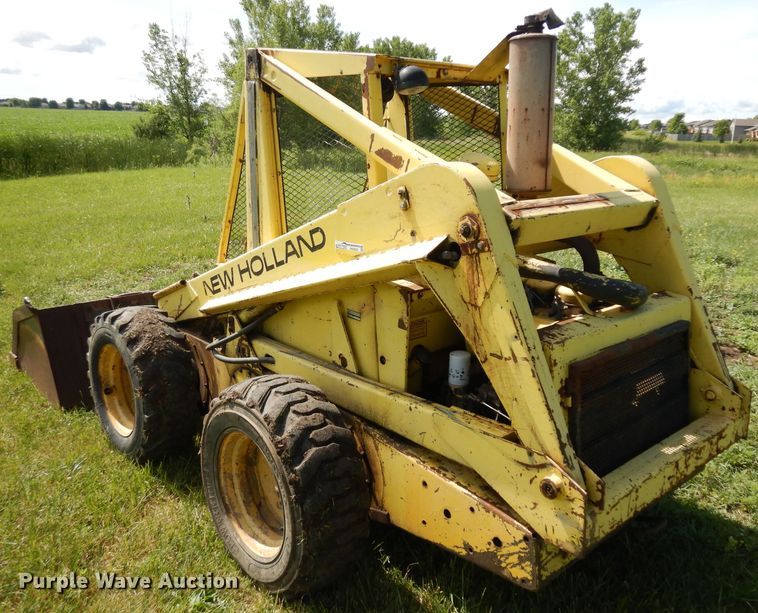 image for item HA9252 New Holland L775  skid steer loader