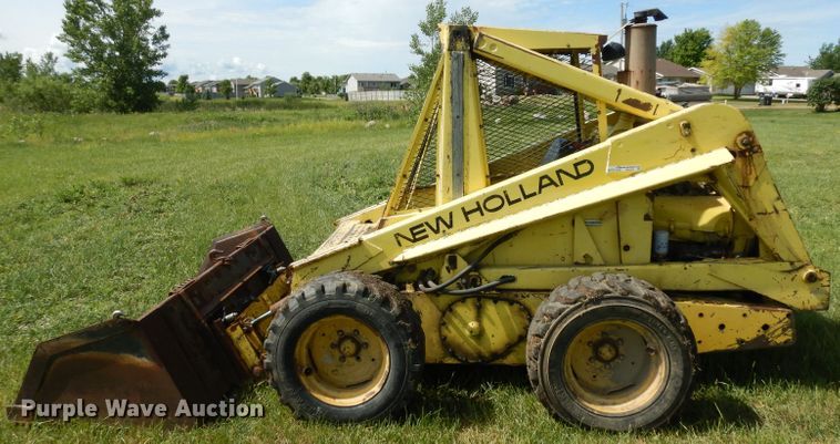 image for item HA9252 New Holland L775  skid steer loader