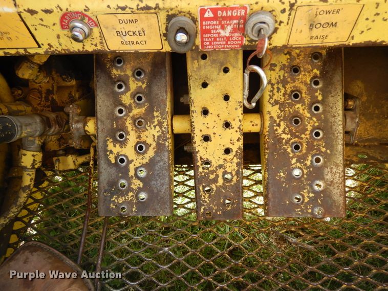 image for item HA9252 New Holland L775  skid steer loader