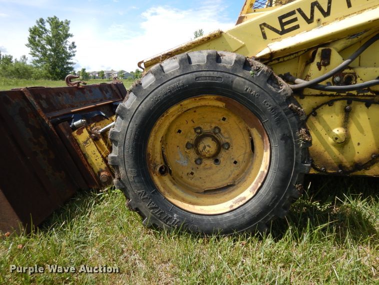 image for item HA9252 New Holland L775  skid steer loader
