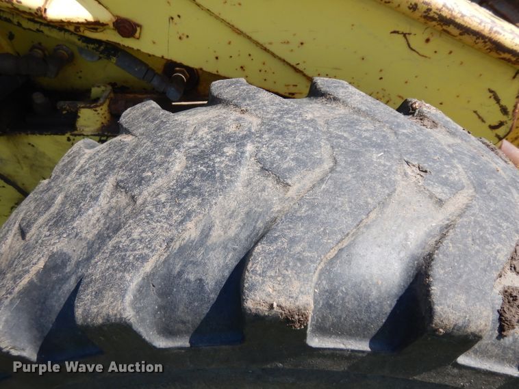 image for item HA9252 New Holland L775  skid steer loader