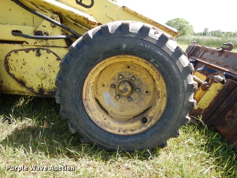 image for item HA9252 New Holland L775  skid steer loader