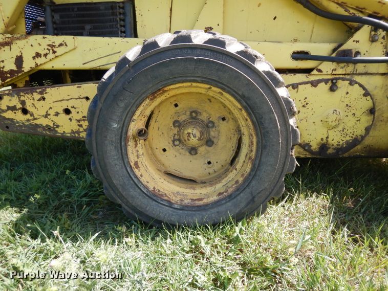 image for item HA9252 New Holland L775  skid steer loader