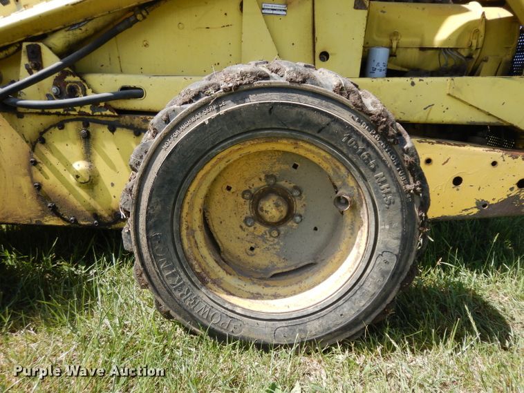 image for item HA9252 New Holland L775  skid steer loader