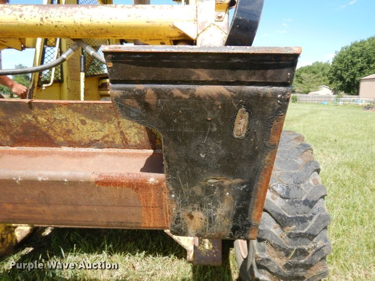 image for item HA9252 New Holland L775  skid steer loader
