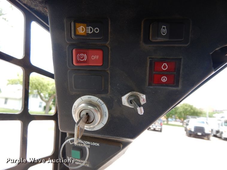 image for item HA9255 2003 Bobcat 553  skid steer loader