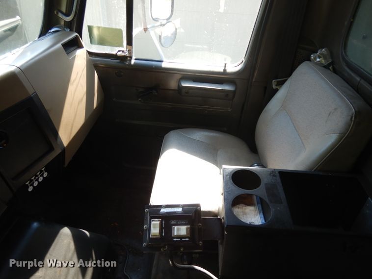 image for item HA9282 1993 International 4900  dump truck