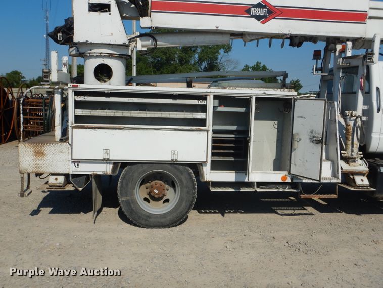 image for item HM9558 2000 GMC C7500  digger derrick truck