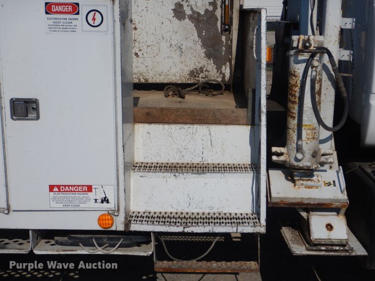 image for item HM9558 2000 GMC C7500  digger derrick truck