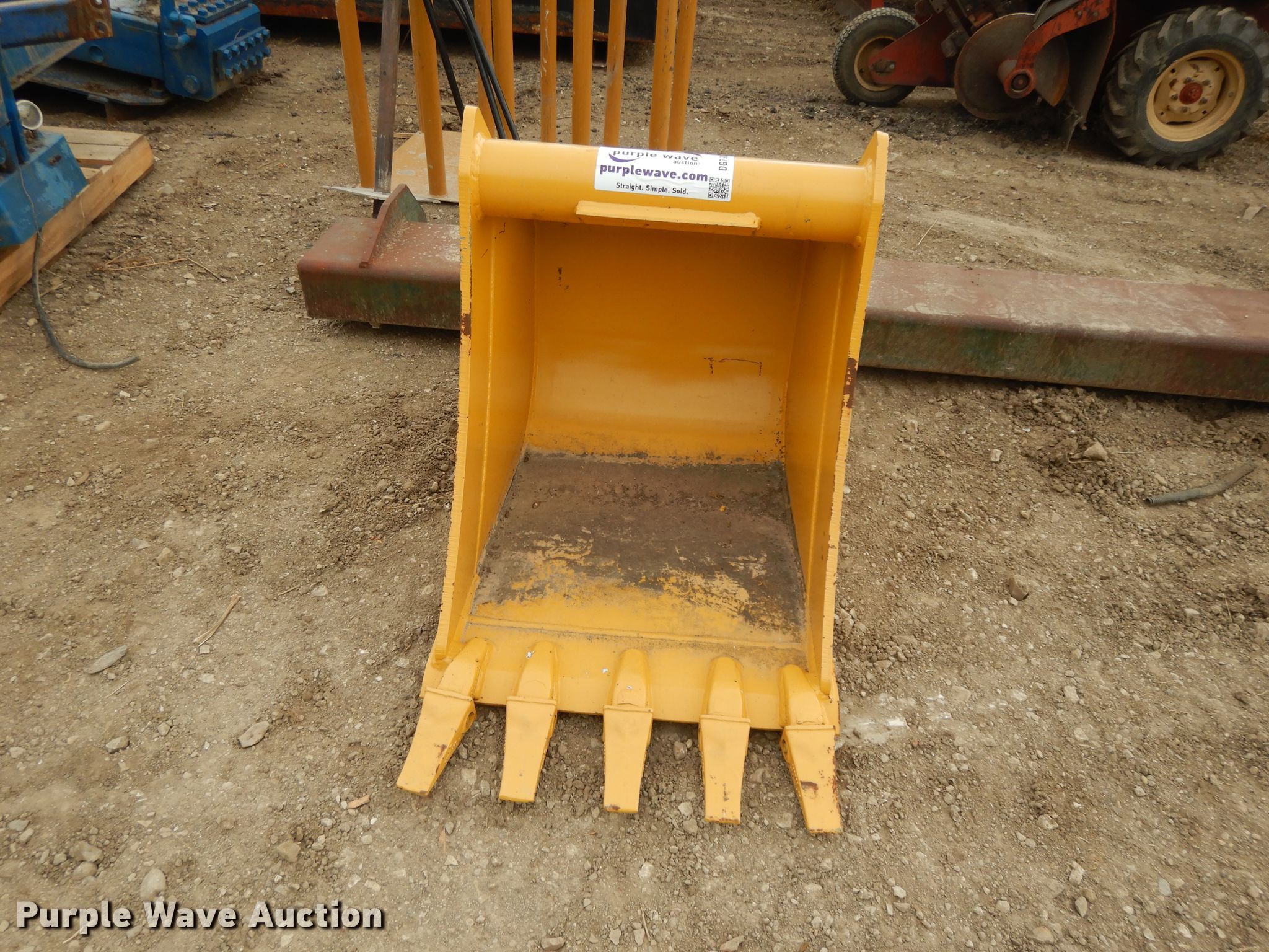John Deere 24"W backhoe bucket in Wamego, KS Item DG7901 sold