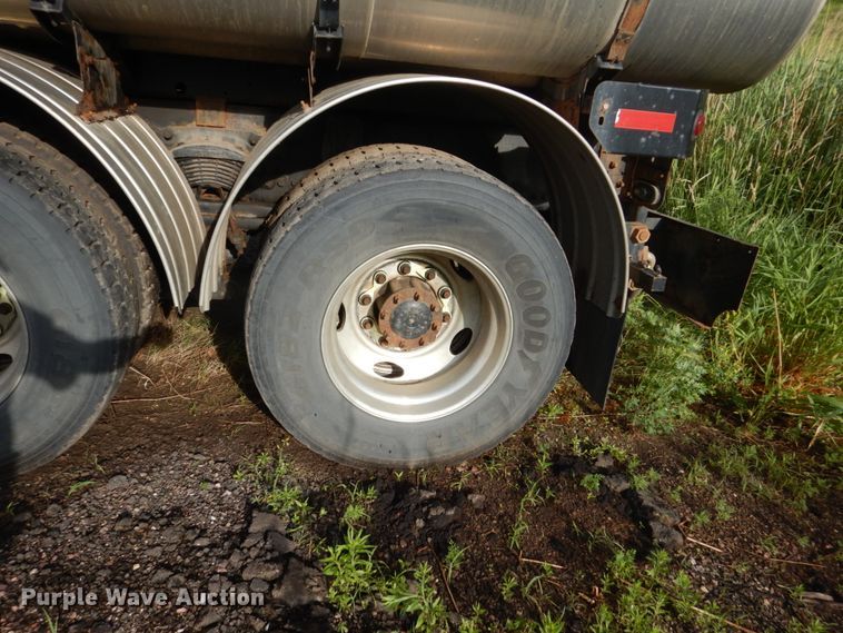 image for item DH5507 2007 Sterling L-Line  vacuum truck