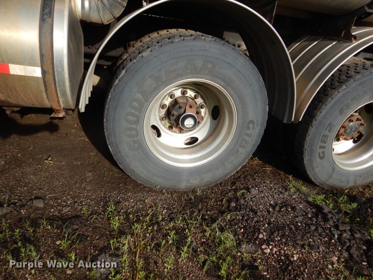 image for item DH5507 2007 Sterling L-Line  vacuum truck