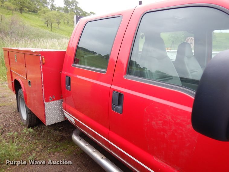 image for item DH5529 2004 Ford F550 Super Duty  Crew Cab utility bed truck