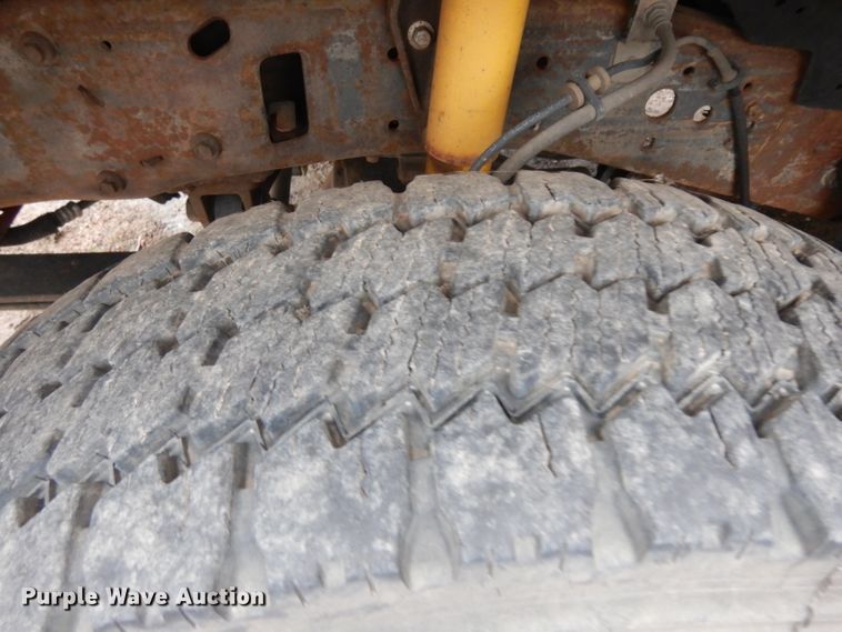 image for item DH5529 2004 Ford F550 Super Duty  Crew Cab utility bed truck