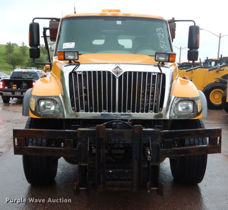 image for item DH5539 2004 International 7400  hook lift truck