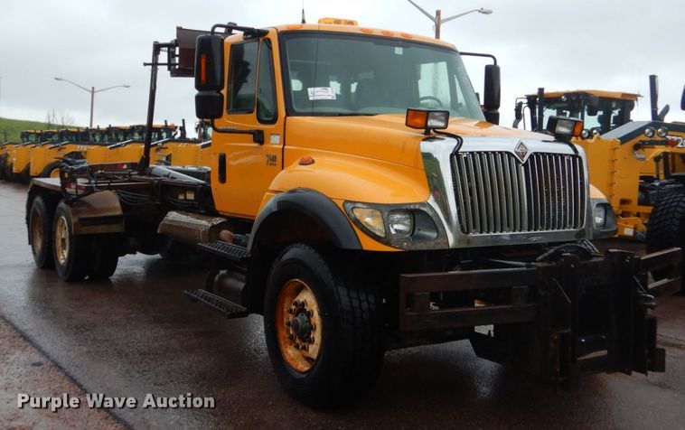 image for item DH5539 2004 International 7400  hook lift truck