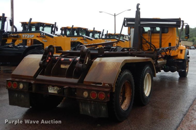 image for item DH5539 2004 International 7400  hook lift truck