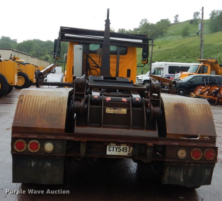 image for item DH5539 2004 International 7400  hook lift truck