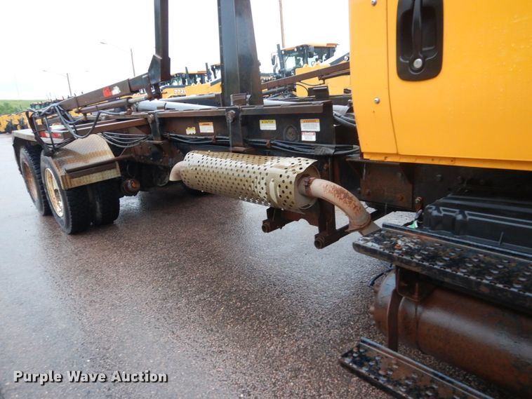 image for item DH5539 2004 International 7400  hook lift truck