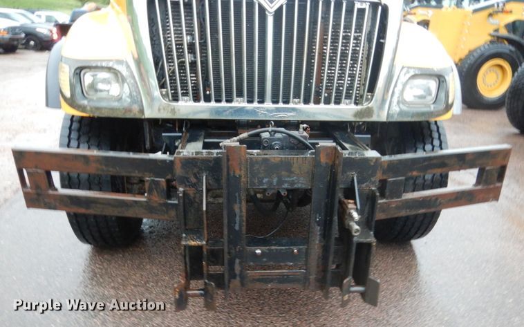 image for item DH5539 2004 International 7400  hook lift truck