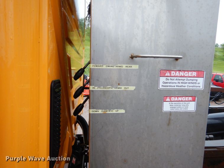 image for item DH5539 2004 International 7400  hook lift truck