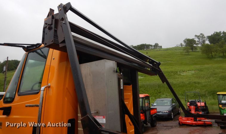 image for item DH5539 2004 International 7400  hook lift truck