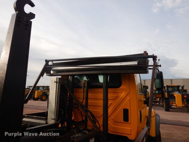 image for item DH5539 2004 International 7400  hook lift truck