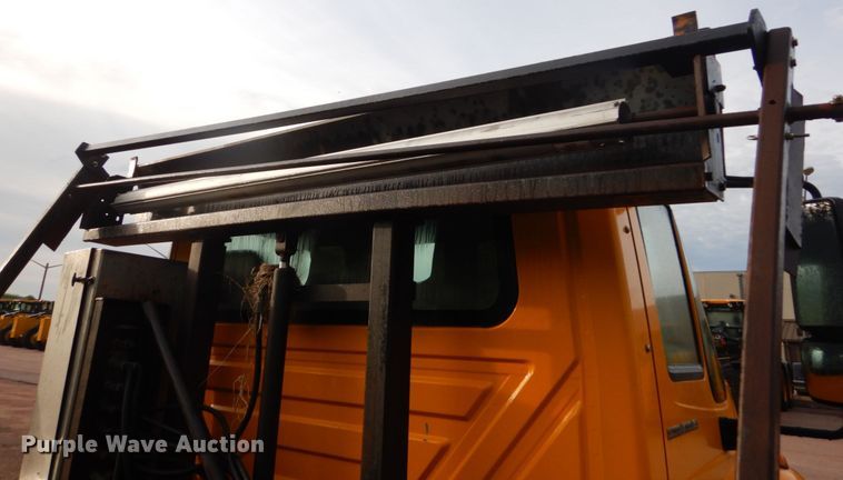 image for item DH5539 2004 International 7400  hook lift truck