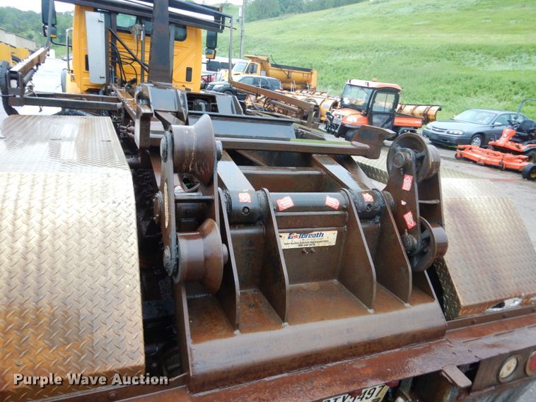 image for item DH5539 2004 International 7400  hook lift truck