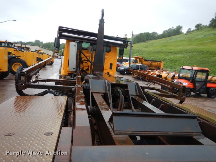 image for item DH5539 2004 International 7400  hook lift truck