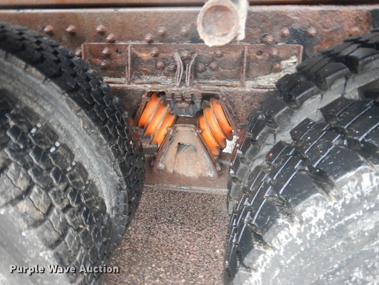 image for item DH5539 2004 International 7400  hook lift truck