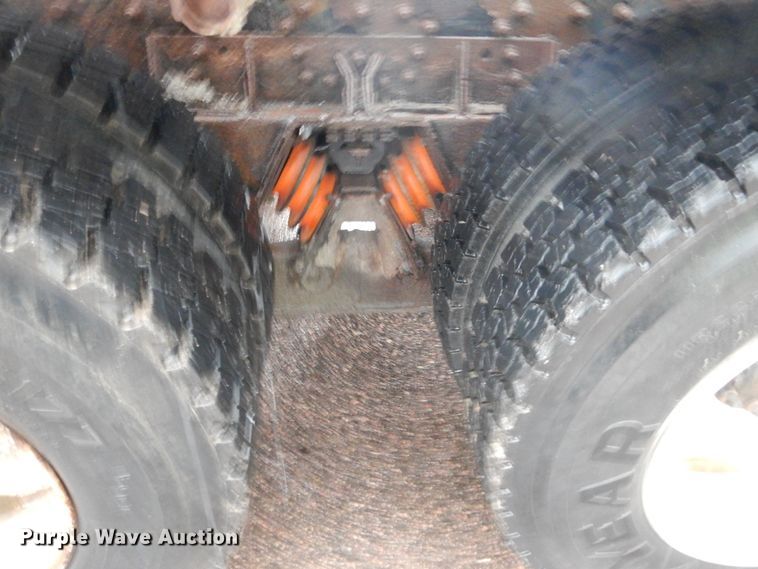 image for item DH5539 2004 International 7400  hook lift truck