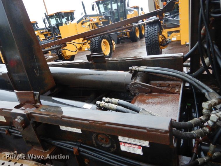 image for item DH5539 2004 International 7400  hook lift truck