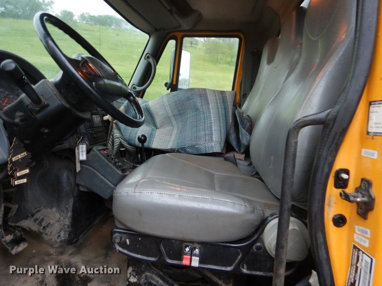 image for item DH5539 2004 International 7400  hook lift truck