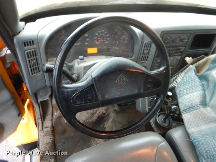 image for item DH5539 2004 International 7400  hook lift truck