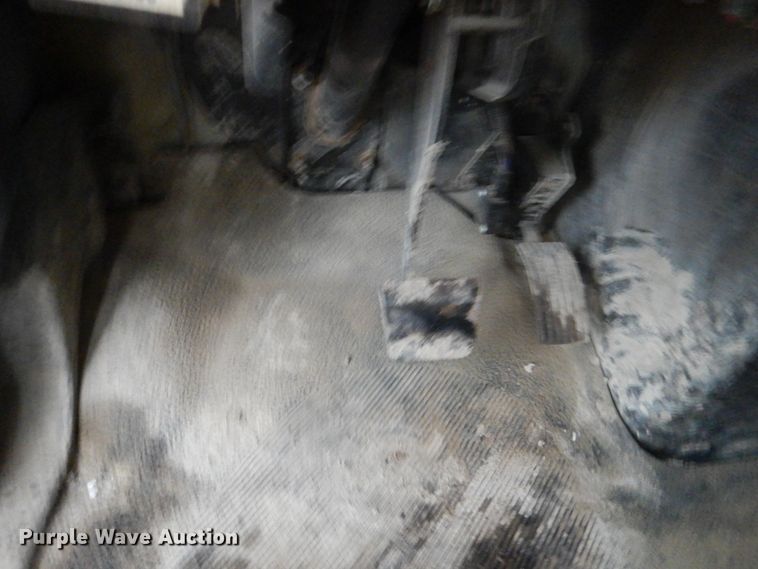 image for item DH5539 2004 International 7400  hook lift truck