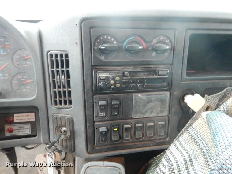 image for item DH5539 2004 International 7400  hook lift truck