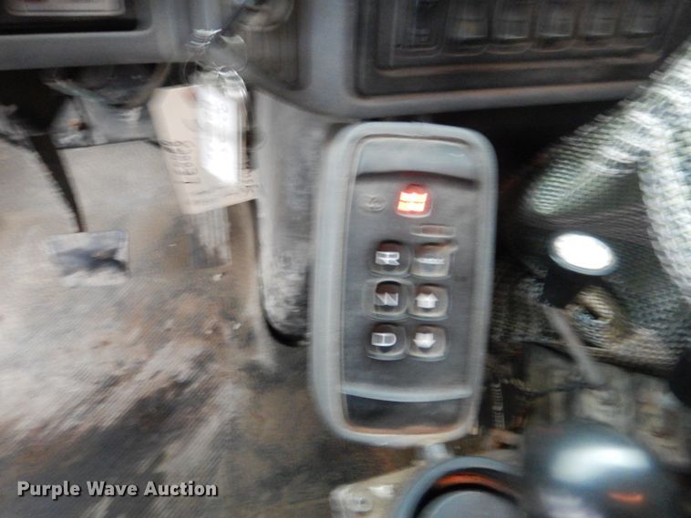 image for item DH5539 2004 International 7400  hook lift truck