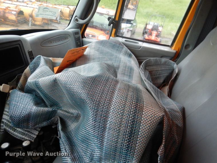 image for item DH5539 2004 International 7400  hook lift truck