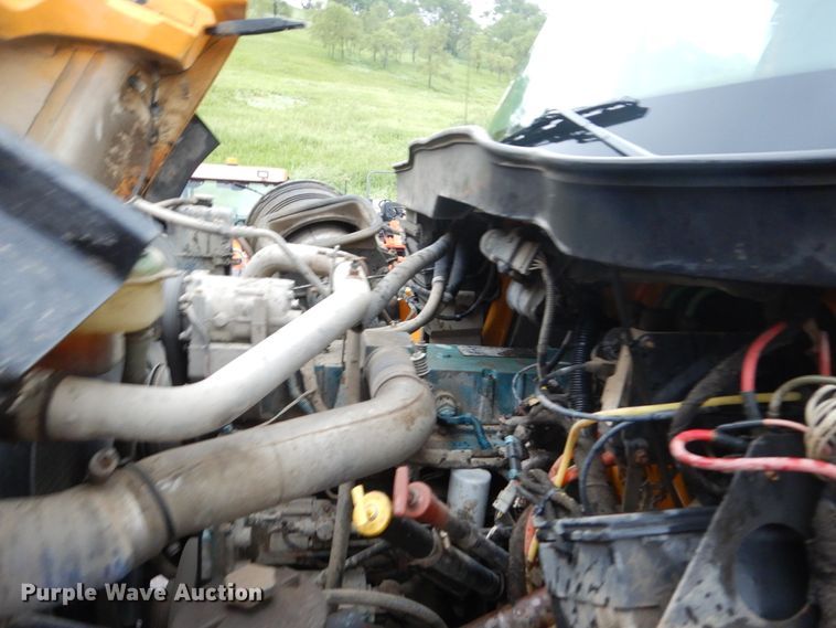 image for item DH5539 2004 International 7400  hook lift truck